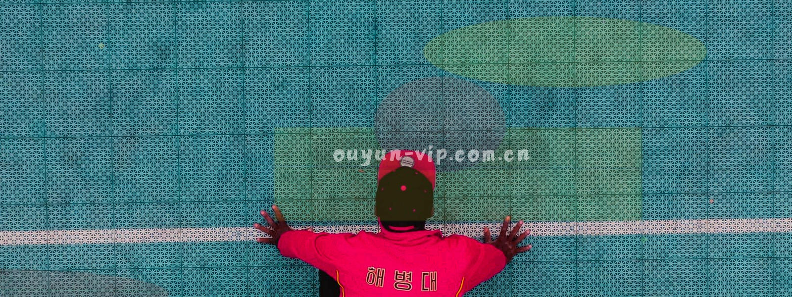 深色夜幕下缓慢流动的霓虹云纹与光线带